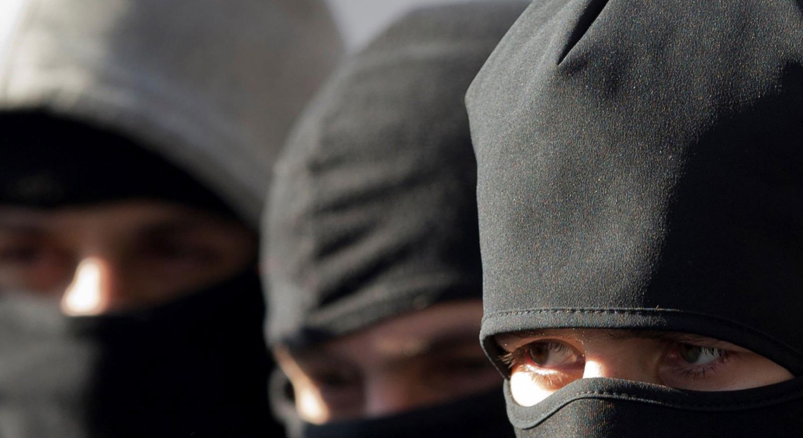 Под Харьковом неизвестные в масках ворвались в частный дом (фото)
