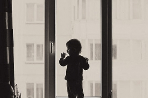 В Харькове маленький ребенок выпал из окна