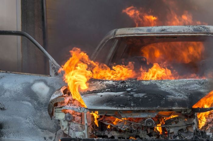 На Салтовке во дворе многоэтажки вспыхнул автомобиль (фото)