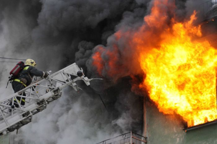 В Харьковской области двое суток тушили пожар на газоперерабатывающем заводе, возникший после обстрела