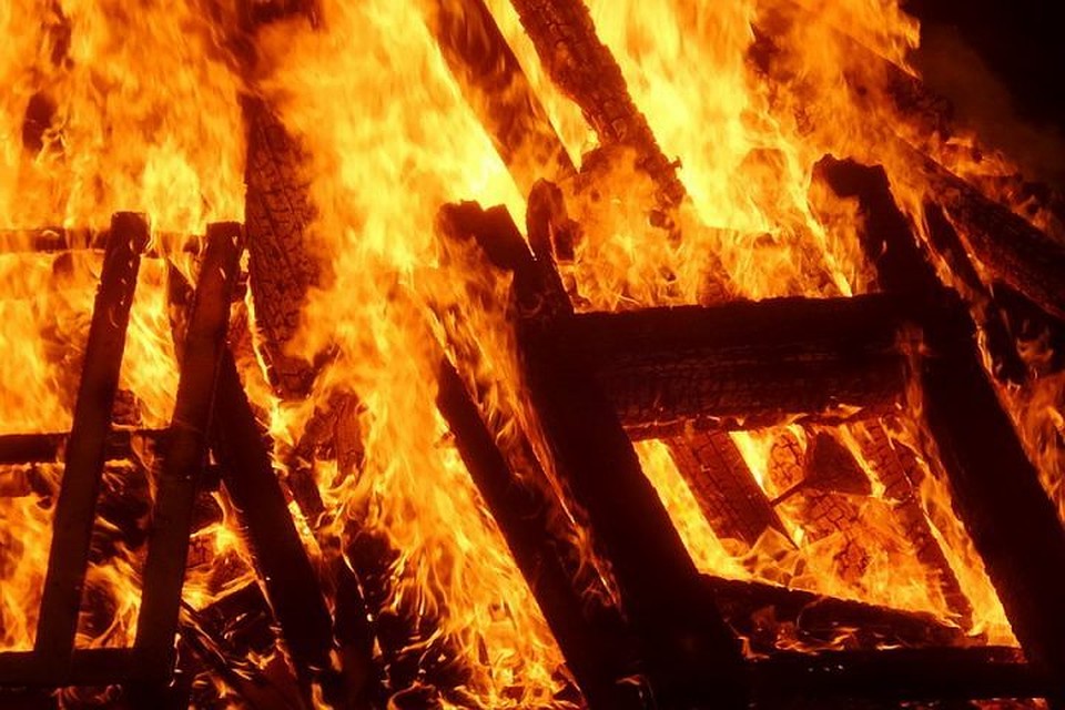 В Харьковской области загорелся дом, мужчину увезли с ожогами