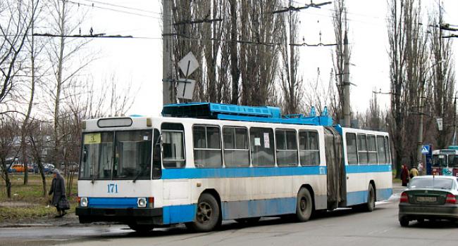 В Харькове оборвались провода, стояли троллейбусы