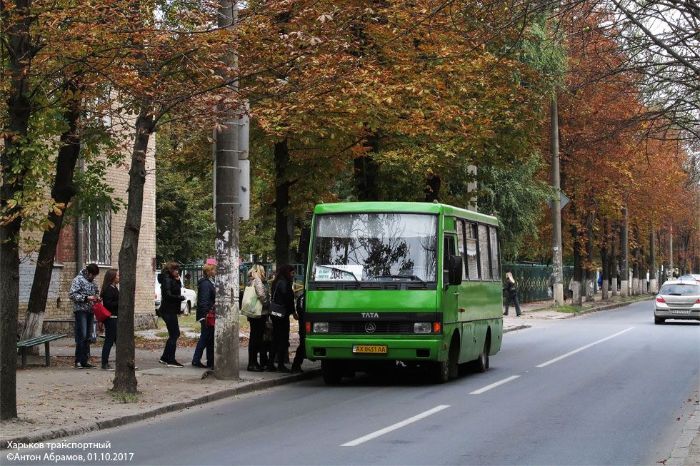 Не дал пересчитать пассажиров: в Харькове водитель маршрутки увез патрульного