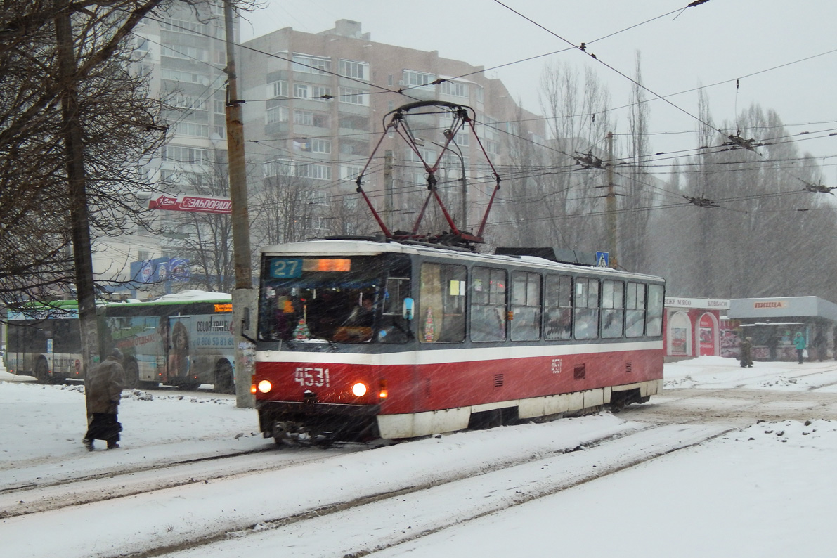 В Харькове подростки проехали на зацепе трамвая (видео)
