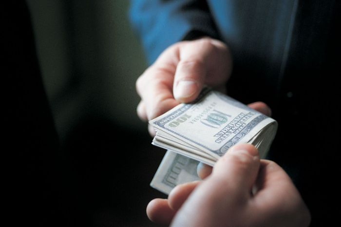 В Харькове полицейский отбирал у подчиненных половину денег